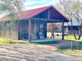 The Kingfisher Cabin 15MIN to Magnolia Baylor，位于Elm Mott的酒店