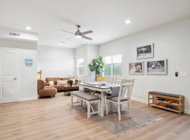 Incredible Value for 12 guests, New 3BR Home by Disneyland, Knott's, Beach，位于Midway City的别墅