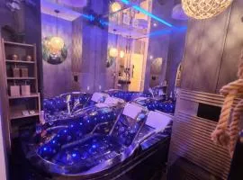 WARSZAWA WOLA Wyjątkowe Studio z Jacuzzi, Sauną i Fotelem do Masażu - Exceptional Studio in Warsaw with Jacuzzi, Sauna and Massage Chair