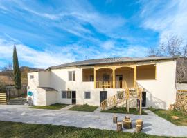Cypress guesthouse，位于Pokr Ayrum的酒店