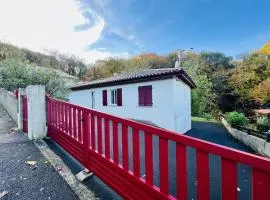 Maison familiale au cœur d'Hasparren, 2 chambres, 2 salles d'eau, jardin clôturé, animaux acceptés - FR-1-495-131