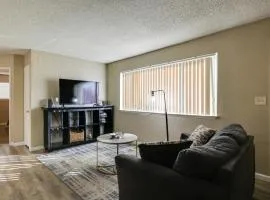 Fresno Apt Near Attractions, Shopping and Dining!