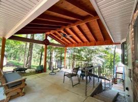 Lakefront Home Serene Views & Deck Near Mammoth Cave，位于Fentress McMahan的酒店