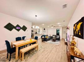 Luxury King Suite, 3BR 2BA, Beach Vibe, Top-Tier Amenities, Prime location，位于棕榈海岸的酒店