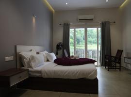 Stayberries Hornbill Villa Athirappilly，位于Athirappilly的酒店