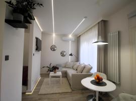 Modern st&uacute;di&oacute; a Belv&aacute;ros k&ouml;zep&eacute;n parkol&oacute;val- Kata st&uacute;di&oacute;apartman，位于杰尔的自助式住宿
