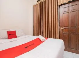 RedDoorz Plus @ Gunungsari Surabaya