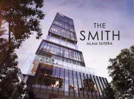 Large Comfortable Bedroom in Alam Sutera Tangerang，位于Kampungklapa的酒店