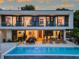 Luxury TABOO Villa & Spa in Medulin for 8 people with heated pool- wellness & sea view，位于梅杜林的Spa酒店