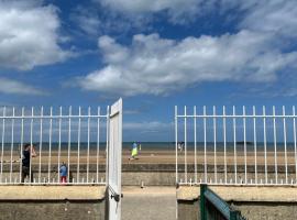 Sunny Apt on D-Day Beach with Parking，位于Saint-Côme-de-Fresné的公寓