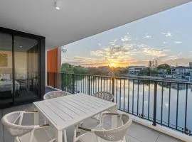 The Riverview - Brand New Modern 2BR with King Bed, Parking & Pool