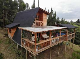 Lovely two bedroom cabin on avocado farm，位于马里尼亚的酒店