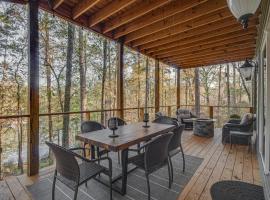 Waterfront Terry Home with 3 Decks and Hot Tub!，位于Terry的酒店