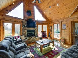 Rustic Fancy Gap Cabin with Blue Ridge Parkway Views，位于Fancy Gap的酒店
