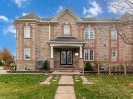 4-BR Family Haven - Near Wonderland and Vaughan Mills