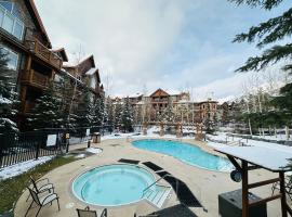 Canmore Mountain Retreat - Heated Pool & Hot-tub，位于坎莫尔的带按摩浴缸的酒店