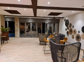Serenity Terraces Beach, Hotel - Kokrobite，位于Kokrobite的酒店