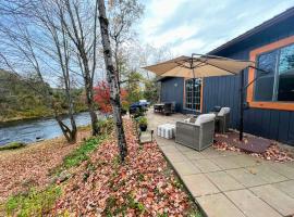 37PA Superbly appointed riverfront home in LIttleton! Skiing, hiking, firepit, wifi!，位于利特尔顿的酒店