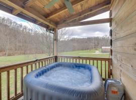 Pet-Friendly Cabin with Hot Tub in Daniel Boone NF，位于Beattyville的酒店