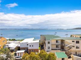 The Shoal, 508, Bullecourt St - stunning views, air con, lift and Wi-Fi，位于浅滩湾的公寓