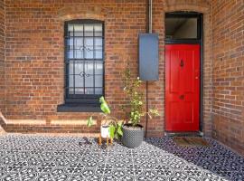 Launceston Stunning Outdoor Hot Tub Spa Townhouse，位于Invermay的酒店