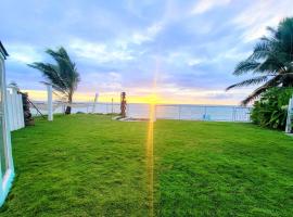 Corner Luxury Ethereal Hawaii Beachfront Estate for Monthly Rental with Private Beach & 3 Beachfront Jacuzzis & Snorkeling Reef & Jurassic Park Film Site，位于Punaluu的乡村别墅