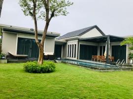 12- LUXURY VILLA 3 bedrooms COASTAR HỒ TRÀM RESORT ll Private pool ll large garden ll BBQ next to the HAMPTONS 300m - beautifull beach，位于Xuyên Mộc的酒店