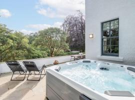 Stunning Dalchenna w/hot tub & huge garden，位于斯特灵的酒店