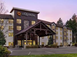 La Quinta Inn & Suites by Wyndham Lake George，位于乔治湖阿迪朗达克折扣商城附近的酒店