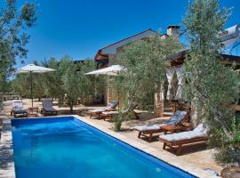 Magnificent Eco Villa Valencano，位于巴莱的酒店
