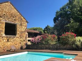 Havre de paix: maison de campagne avec piscine，位于Carvès的酒店