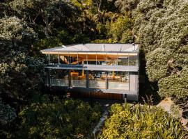 Kawakawa House - Piha Holiday Home，位于奥克兰的乡村别墅