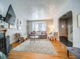 Pet-Friendly Cleveland Townhome, 2 Mi to Downtown!，位于克利夫兰的酒店