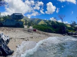 Embark on a journey through Maui with Aloha Glamp's jeep and rooftop tent allows you to discover diverse campgrounds, unveiling the island's beauty from unique perspectives each day，位于帕依亚的酒店