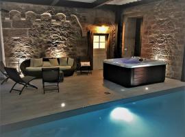 Gîte La Tour des Remparts Pool & Jacuzzi，位于萨维尔纳的酒店