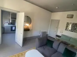16 Big Comfy Studio - Great Location - Free Onsite Parking - Comfy Bed