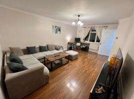 Entire 3 bedroom end of terrace house!，位于Thamesmead的酒店