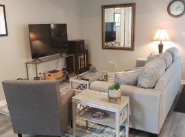 Newly Remodeled 2BR 2BA Home - Close to Barrington，位于Barrington的酒店