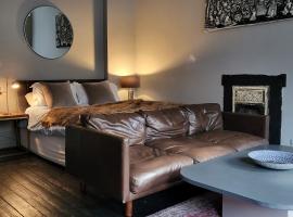 10 Large Elegant Studio - Prime Location - Comfortable - Private，位于布莱顿霍夫的宠物友好酒店