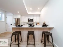 Modern Suite King Bed Near Whyte Ave and U of A WIFI