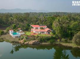 StayVista's Waterway Retreat - Lakeside Oasis with Infinity Pool，位于Wada的酒店