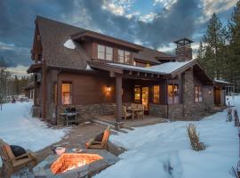 Maple by AvantStay Modern Mountain Home w Cozy Fire Pit 15 Mins frm Northstar，位于Ponderosa Fairway Estates的酒店