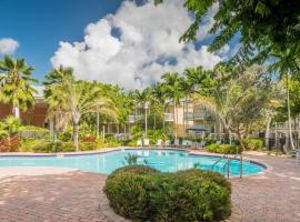 Coral Palm by AvantStay Key West Walkable Gated Community Shared Pool Month Long Stays Only，位于斯托克岛的度假屋