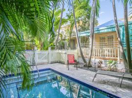Paradise Place by AvantStay Key West Old Town Condo w Shared Pool，位于基韦斯特的酒店