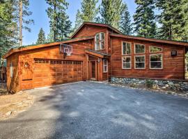 Moosetrack by AvantStay Cozy Cabin In The Of Tahoe Donner w Hot Tub，位于特拉基圣诞树特快缆车附近的酒店