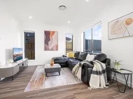 Leppington 5Br house near Woolworths Tran station