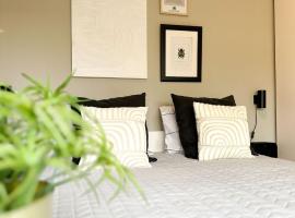 Bed & Breakfast Waterpoort - incl licht ontbijt en parking，位于斯内克的酒店