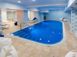 多纳酒店，位于瓦特拉多尔内的带泳池的酒店