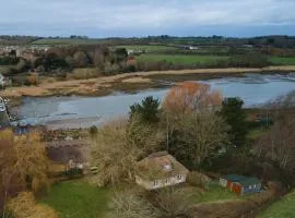 The Lodge: Adorable, Romantic Thatched Cottage