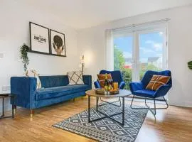 Stylish City Centre Apartment with Free Parking, Fast W-fi, Smart TV and Balcony by Yoko Property